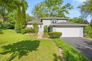 405 N Glengarry Dr, Geneva, IL 60134 - Photo 2