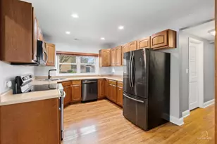 3850 W 93rd St, Evergreen Park, IL 60805 - Photo 10