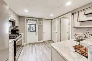 391 Meadow Green Ln, Round Lake Beach, IL 60073 - Photo 8