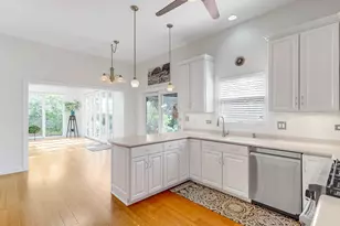 526 Spruce Ln, Lisle, IL 60532 - Photo 6