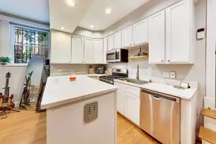 643 W Roscoe St, Chicago, IL 60657 - Photo 8