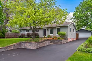 6N051 Oakwood Dr, Saint Charles, IL 60174 - Photo 2