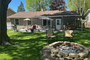 201 Lilac Ln, North Aurora, IL 60542 - Photo 2