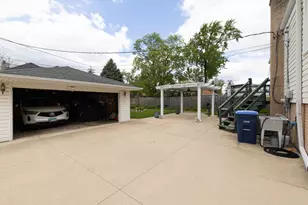 2124 Westview Dr, Des Plaines, IL 60018 - Photo 10