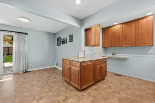 385 Lafayette Ln, Hoffman Estates, IL 60169 - Photo 6