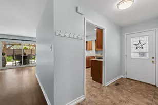 385 Lafayette Ln, Hoffman Estates, IL 60169 - Photo 2