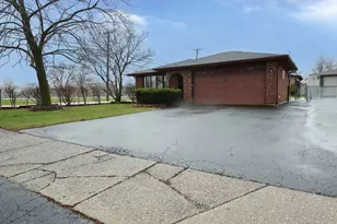 11050 Parkside Ave, Chicago Ridge, IL 60415 - Photo 2