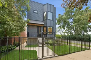 2457 W Byron St, Chicago, IL 60618 - Photo 2