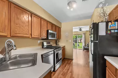 261 Ashbury Lane, Roselle, IL 60172 - Photo 6