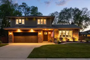 534 Summit Dr, Schaumburg, IL 60193 - Photo 2