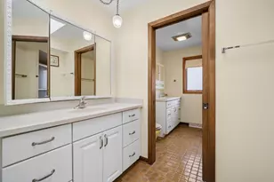 484 Springhill Dr, Roselle, IL 60172 - Photo 8