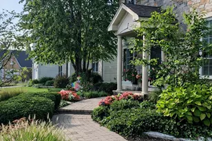 823 Columbia Cir, North Aurora, IL 60542 - Photo 2