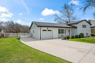 671 Hazel Ct, Roselle, IL 60172 - Photo 4