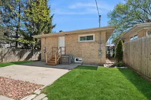 625 Hibbard Rd, Wilmette, IL 60091 - Photo 2