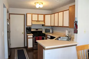 156 Castlewood Ct, Roselle, IL 60172 - Photo 6
