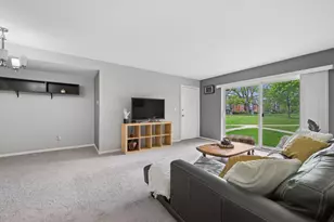 9352 Bay Colony Dr, Des Plaines, IL 60016 - Photo 4