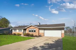 527 Timber Hills Dr, Freeport, IL 61032 - Photo 2