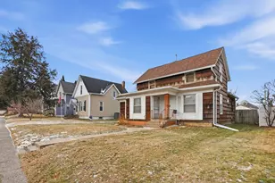 411 39th St, Moline, IL 51265 - Photo 2
