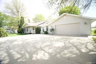 10093 Wolf Rd, Geneseo, IL 61254 - Photo 2