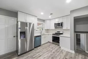 8746 S 81st Ct, Hickory Hills, IL 60457 - Photo 2