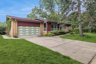 719 W Dresser Dr, Mount Prospect, IL 60056 - Photo 2
