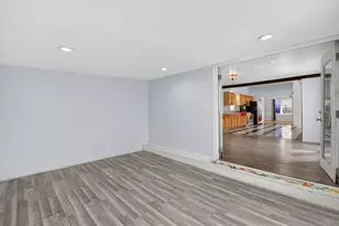 9018 S Brandon Ave, Chicago, IL 60617 - Photo 20