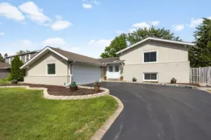 621 Newport Ave, Westmont, IL 60559 - Photo 1