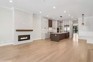 2062 W Belle Plaine Ave, Chicago, IL 60618 - Photo 12