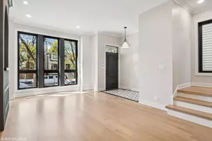 2062 W Belle Plaine Ave, Chicago, IL 60618 - Photo 6