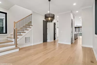 2062 W Belle Plaine Avenue, Chicago, IL 60618 - Photo 4