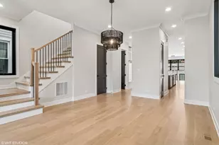 2062 W Belle Plaine Ave, Chicago, IL 60618 - Photo 4
