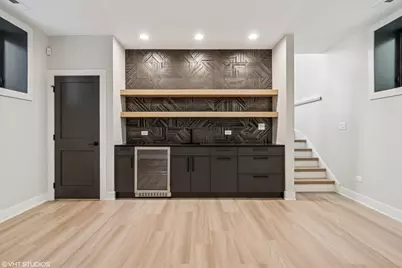 2062 W Belle Plaine Avenue, Chicago, IL 60618 - Photo 14