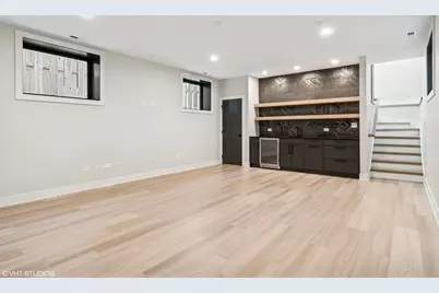 2062 W Belle Plaine Avenue, Chicago, IL 60618 - Photo 16