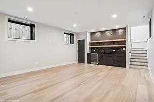 2062 W Belle Plaine Ave, Chicago, IL 60618 - Photo 16
