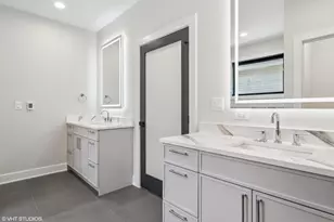2062 W Belle Plaine Ave, Chicago, IL 60618 - Photo 18