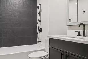 2062 W Belle Plaine Ave, Chicago, IL 60618 - Photo 26