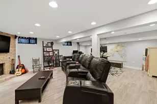 8130 W Berwyn Ave, Chicago, IL 60656 - Photo 18