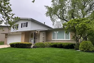 821 W Manor Ct, Glenwood, IL 60425 - Photo 2