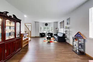527 W Mara Lynn Ct, Round Lake, IL 60073 - Photo 8