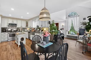 1327 Laurel Oaks Dr, Streamwood, IL 60107 - Photo 2