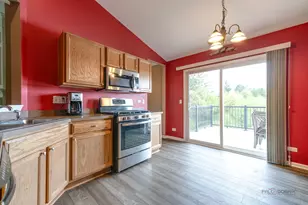 71 W Chatham Ln, Round Lake, IL 60073 - Photo 16