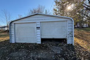 327 S Elm St, Paxton, IL 60957 - Photo 8
