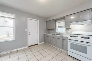 205 S Park Ave, Waukegan, IL 60085 - Photo 4