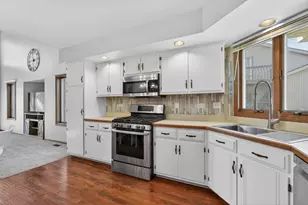 212 Huntington Ct, Shorewood, IL 60404 - Photo 6