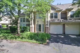 725 Deep Wood Ct, Elk Grove Village, IL 60007 - Photo 2