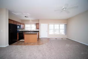 637 Stonegate Dr, Sycamore, IL 60178 - Photo 4