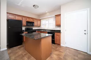 637 Stonegate Dr, Sycamore, IL 60178 - Photo 2