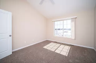 637 Stonegate Dr, Sycamore, IL 60178 - Photo 6