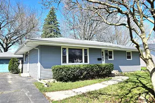 903 W 10th St, Belvidere, IL 61008 - Photo 2