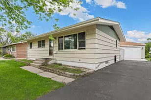 22 Arrowhead Dr, Thornton, IL 60476 - Photo 2